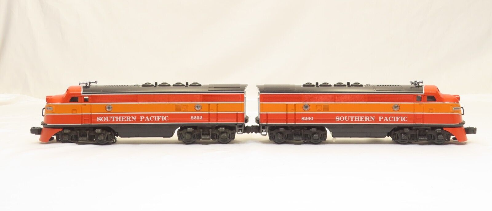 Lionel 6-8260 & 6-8262 Southern Pacific Daylight F-3AA Diesel & Dummy LN